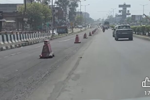 चंद बूंदों ने उधेड़ दी सड़क की बखिया