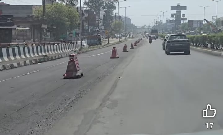 चंद बूंदों ने उधेड़ दी सड़क की बखिया