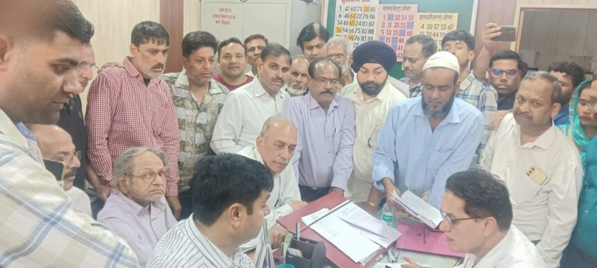 रंजन ने निगम के टैक्स ऑफिसर का घेरा